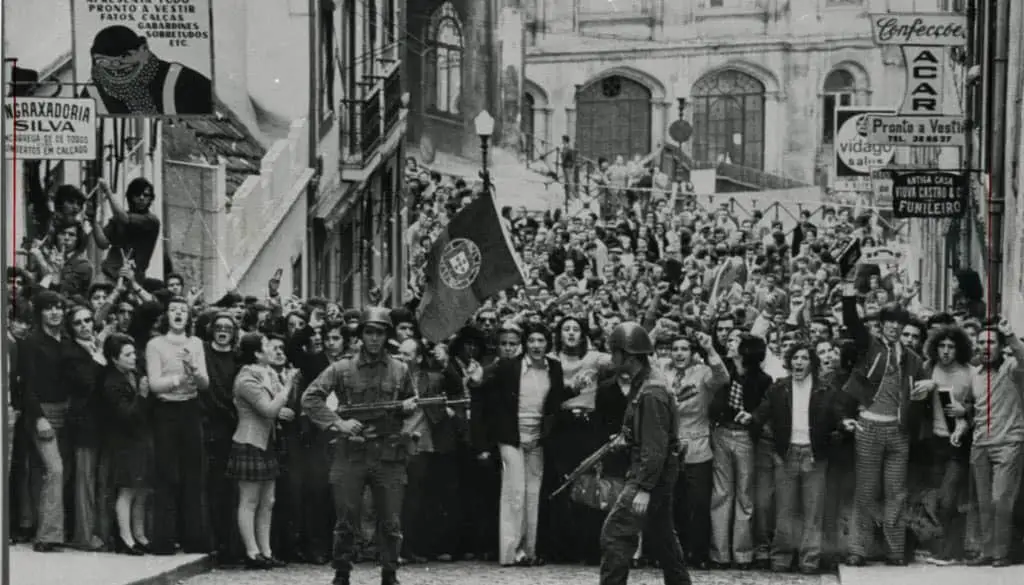 Portuguese-people-supporting-troops April 25 1974